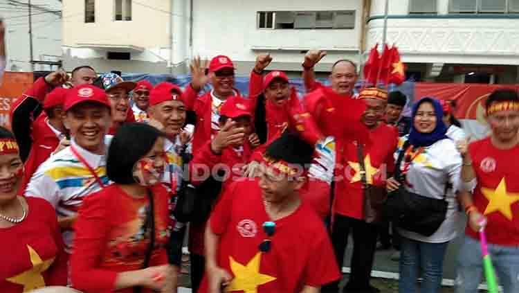 Potret kemesraan suporter Timnas Indonesia dan Vietnam di depan Stadion Rizal Memorial