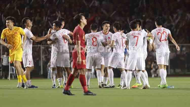 Para pemain Timnas Indonesia U-23 tertunduk lesu usai dikalahkan Vietnam dalam pertandingan final SEA Games 2019.