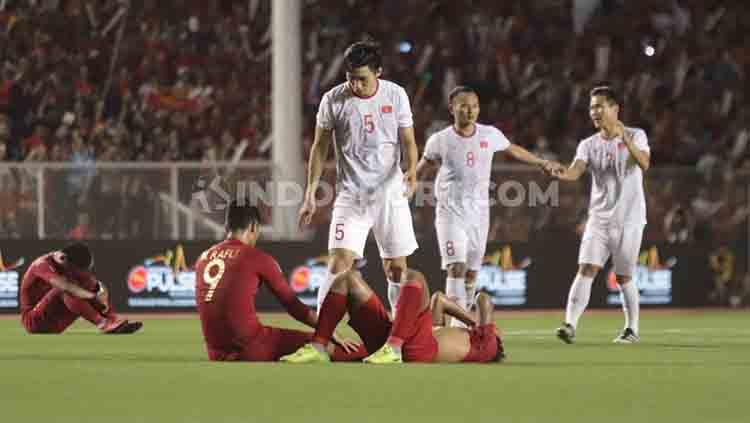 Para pemain Timnas Indonesia U-23 terlihat tertunduk lesu usai tumbang 0-3 dari Vietnam di final SEA Games 2019. - INDOSPORT