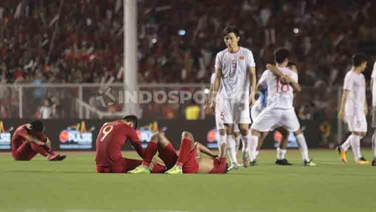 Pemain Vietnam mencoba menghibur penonton Timnas Indonesia U-23 usai pertandingan final SEA Games 2019.