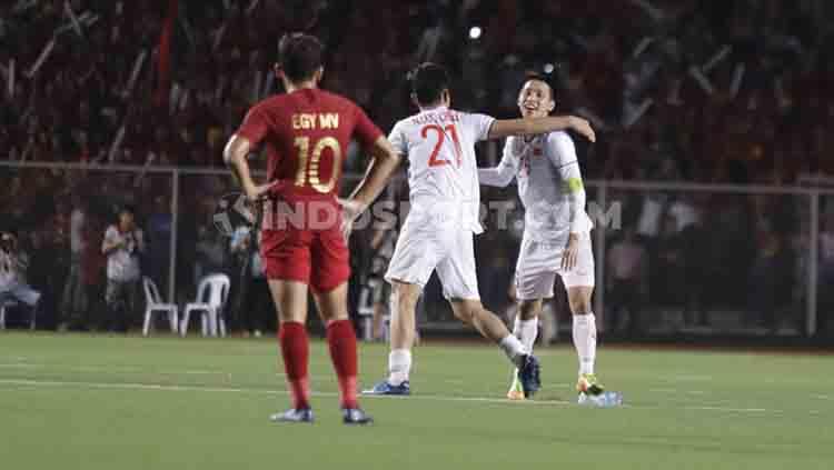 Egy Maulana Vikri hanya bisa meratap melihat dua pemain Vietnam selebrasi di pertandingan final SEA Games 2019.