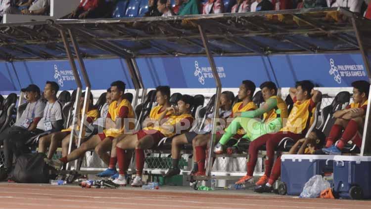 Para pemain cadangan Timnas Indonesia U-23 hanya tertunduk lesu jelang berakhirnya pertandingan SEA Games 2019 melawan Vietnam