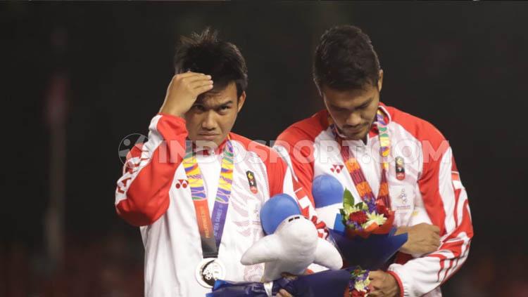 Ekspresi kecewa dari dua penggawa Timnas Indonesia U-23, Witan Sulaeman (kiri) dan Muhammad Rafli saat mendapat medali perak dan boneka SEA Games 2019