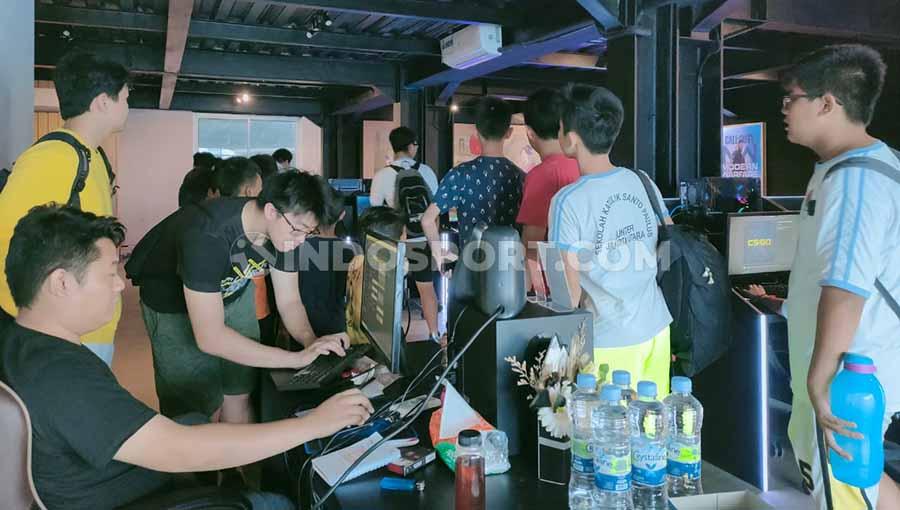 Meski memiliki harga yang mahal, eSports center Tokyo Gaming Space milik Reza Arap tetap ramai pengunjung yang rela mengantre.