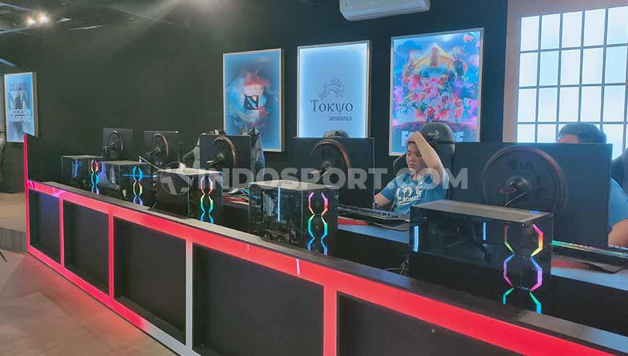 Arena pertandingan 5 vs 5 yang ada di eSports center Tokyo Gaming Space milik Reza Arap.