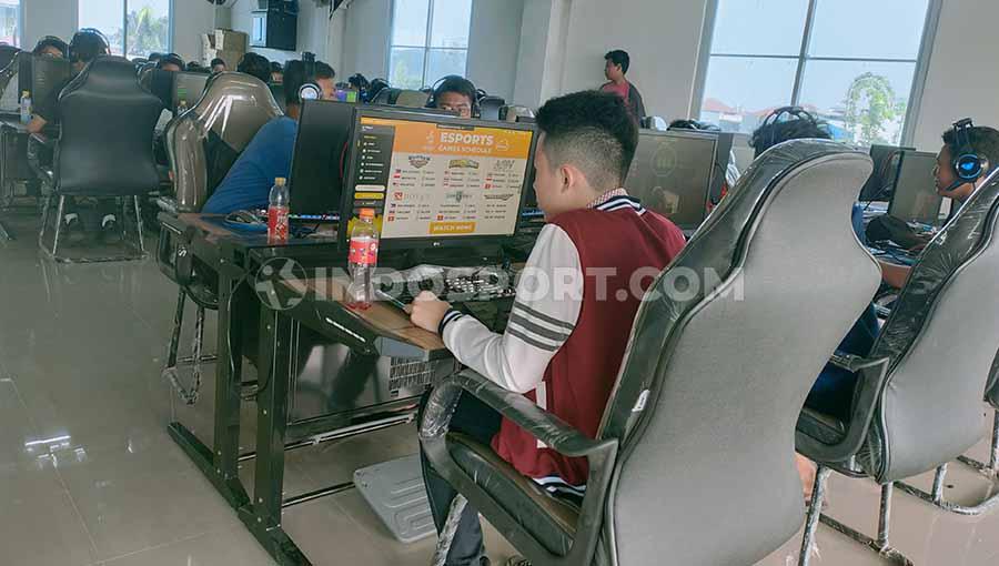 Kelas reguler di eSports center Tokyo Gaming Space milik Reza Arap dengan harga sewa Rp10.000 per jam.