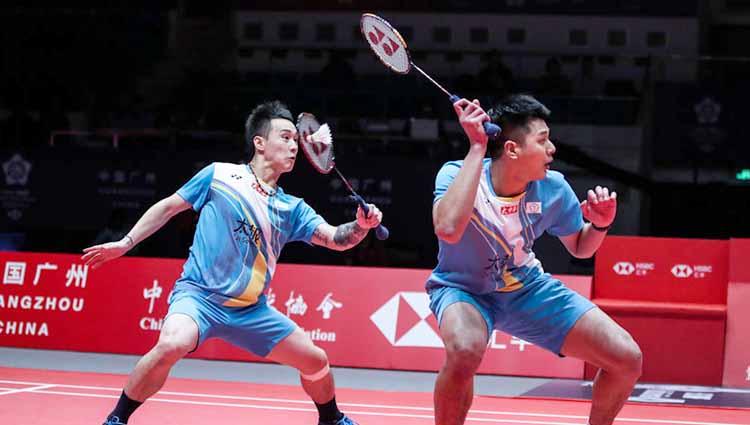 Tiba paling awal di Jakarta, pebulutangkis ganda putra Chinese Taipei, Lu Ching Yao/Yang Po Han, langsung dapat hadiah dari fans jelang Indonesia Masters 2022. - INDOSPORT