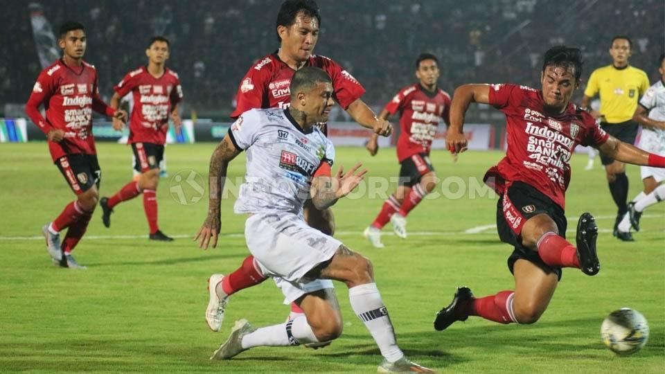 Bek Bali United, Gunawan Dwi Cahyo (kanan) menghadang winger Tira Persikabo, Ciro Alves pada laga pekan ke-32 Liga 1 2019 di Stadion Kapten I Wayan Dipta, Gianyar, Kamis (12/12/19).