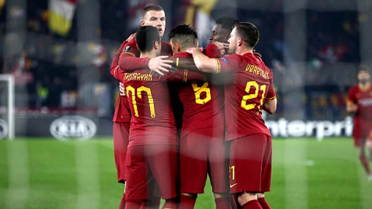 Selebrasi para pemain AS Roma saat mencetak gol ke gawang lawan dalam pertandingan terakhir Grup J Liga Europa 2019-2020. - INDOSPORT