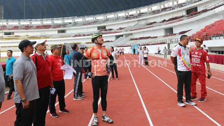 Gubernur Jawa Tengah, Ganjar Pranowo, rutin mengunjungi proyek renovasi Stadion Jatidiri.