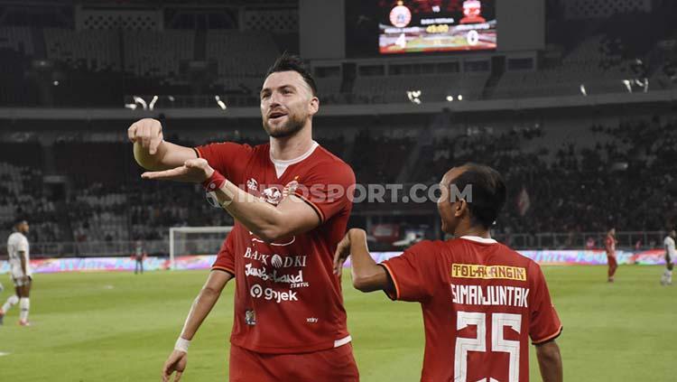 Mari melihat adu tajam striker naturalisasi palsu Indonesia kelahiran Brasil Wanderley Santos Monteiro Junior dengan striker Persija Jakarta Marko Simic.