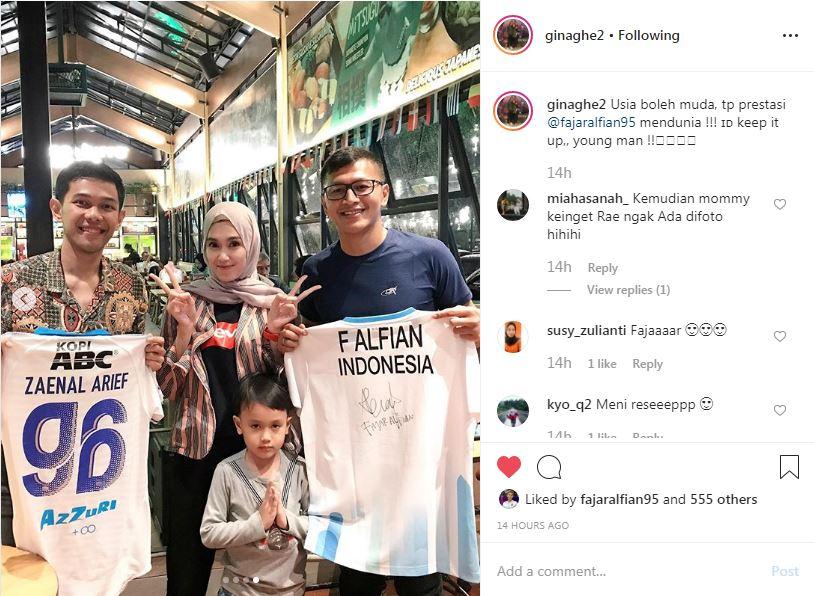 Fajar Alfian (kiri) bersama dengan Zaenal Arief (kanan) dan istrinya, Gina Selviana Vera. Copyright: instagram.com/ginaghe2