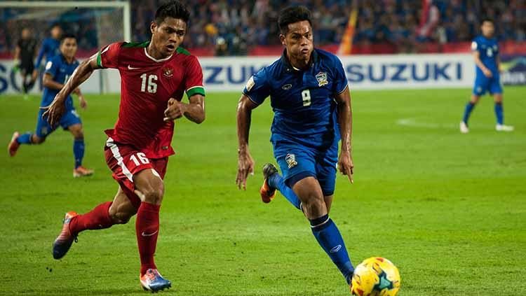 Fachrudin Aryanto (kiri) merebut Siroch Chatthong (kanan) pada laga Thailand vs Timnas Indonesia di final leg kedua Piala AFF 2016. Copyright: Anusak Laowilas/NurPhoto via Getty Images
