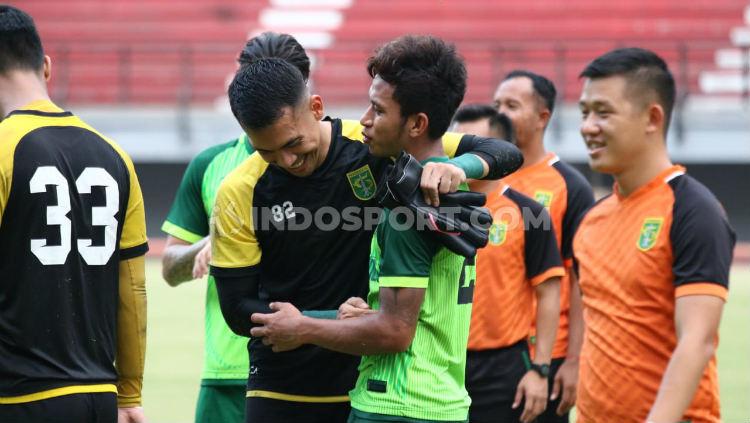 Osvaldo Haay sudah kembali berlatih dengan pemain klub Liga 1 Persebaya di Stadion GBT, Sabtu (14/12/19). Copyright: Fitra Herdian Ariestianto/INDOSPORT