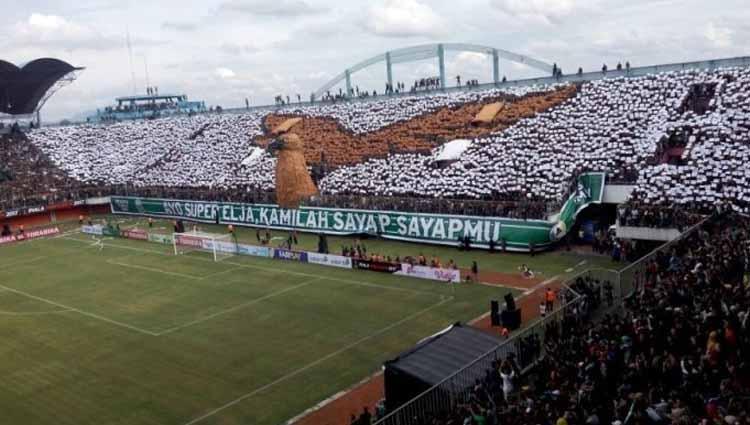 Aksi supporter terbaik, Brigata Curva Sud (BCS). Copyright: @youtube