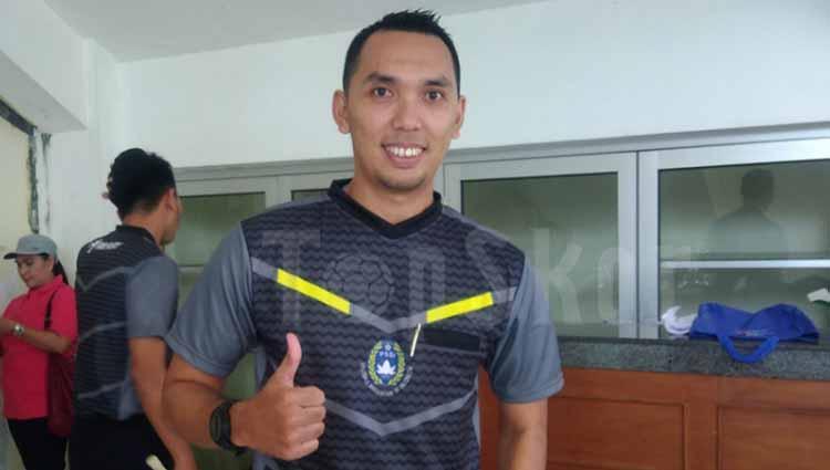 Di sepanjang Liga 1 2019 peran wasit banyak dipandang sebelah mata, tapi sosok kepemimpinan Fariq Hitaba membuatnya layak diberi gelar wasit terbaik.