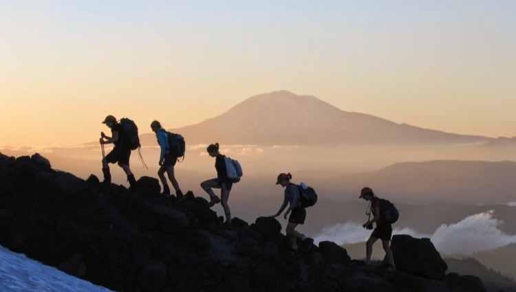 Ilustrasi: Hiking di Gunung Parang, seorang anggota polisi berpangkat Ajun Komisaris Besar Polisi (AKBP) jatuh tergelincir dari tebing dan dinyatakan meninggal dunia