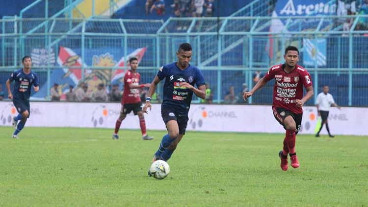 Mantan pemain Arema FC, Rifaldi Bawuo menggiring bola.