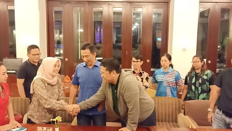 Pelatih senam nasional yang juga kepala pelatih senam Jawa Timur, Indra Sibarani berjabat tangan dengan ibu Shalfa. Minggu (15/12/19). - INDOSPORT