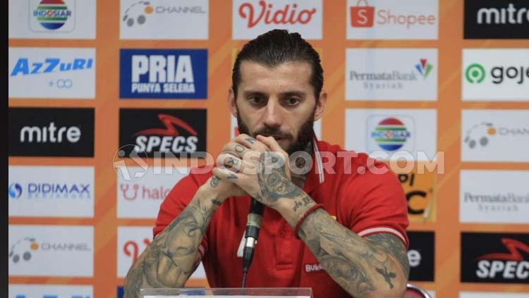 Pemain asal Serbia, Bojan Malisic, sangat terharu dengan suporter klub Liga 1 2020 Persib Bandung, Bobotoh, karena perhatiannya di tengah bencana virus corona. - INDOSPORT