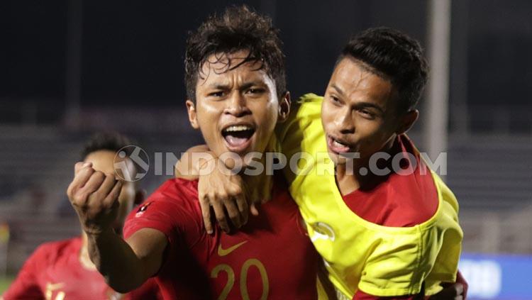 Irkham Mila (kanan) saat merayakan gol Osvaldo Haay ke gawang Myanmar dalam semifinal SEA Games 2019. - INDOSPORT