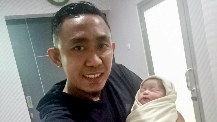 Pemain klub Liga 1 Persebaya, Rendi Irwan bersama putri kecilnya, Senin (16/12/19).