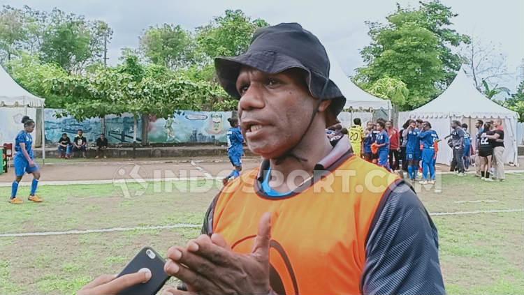 Pelatih Tim Sepak bola Putri Papua Barat, Aples Gideon Tecuari. (Adriyan Adirizky/INDOSPORT) - INDOSPORT
