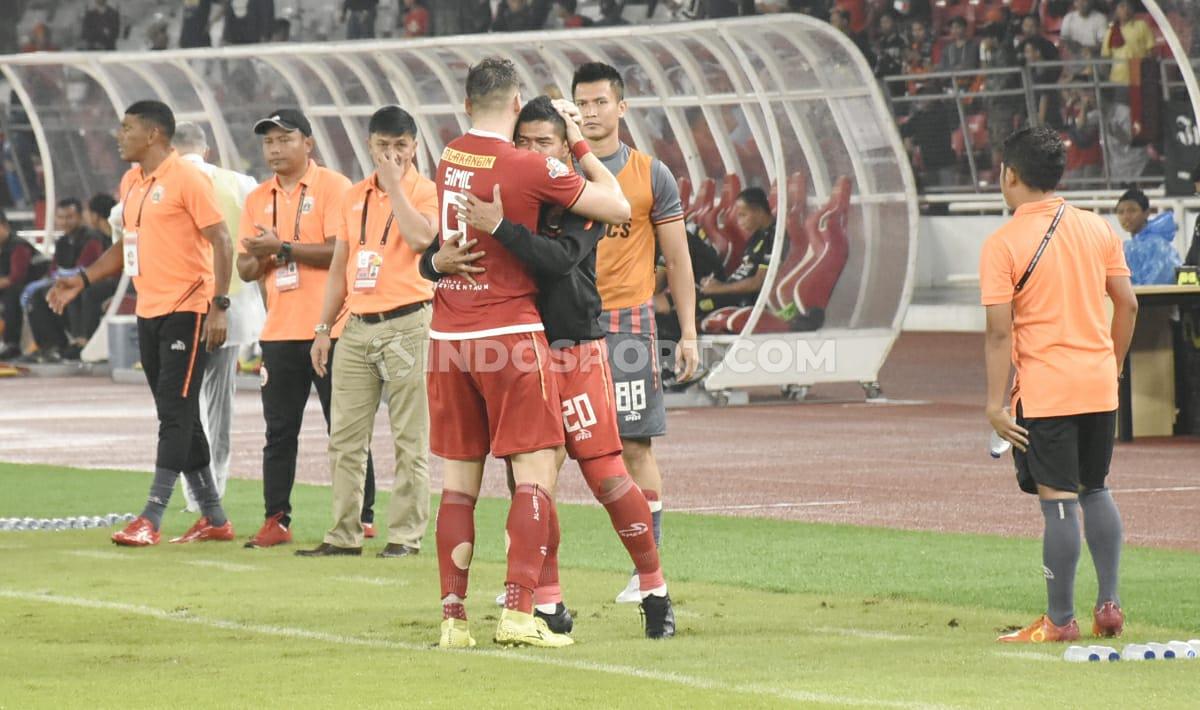 Marko Simic memeluk Bambang Pamungkas usai sukses meksekusi penalti ke gawang Persebaya