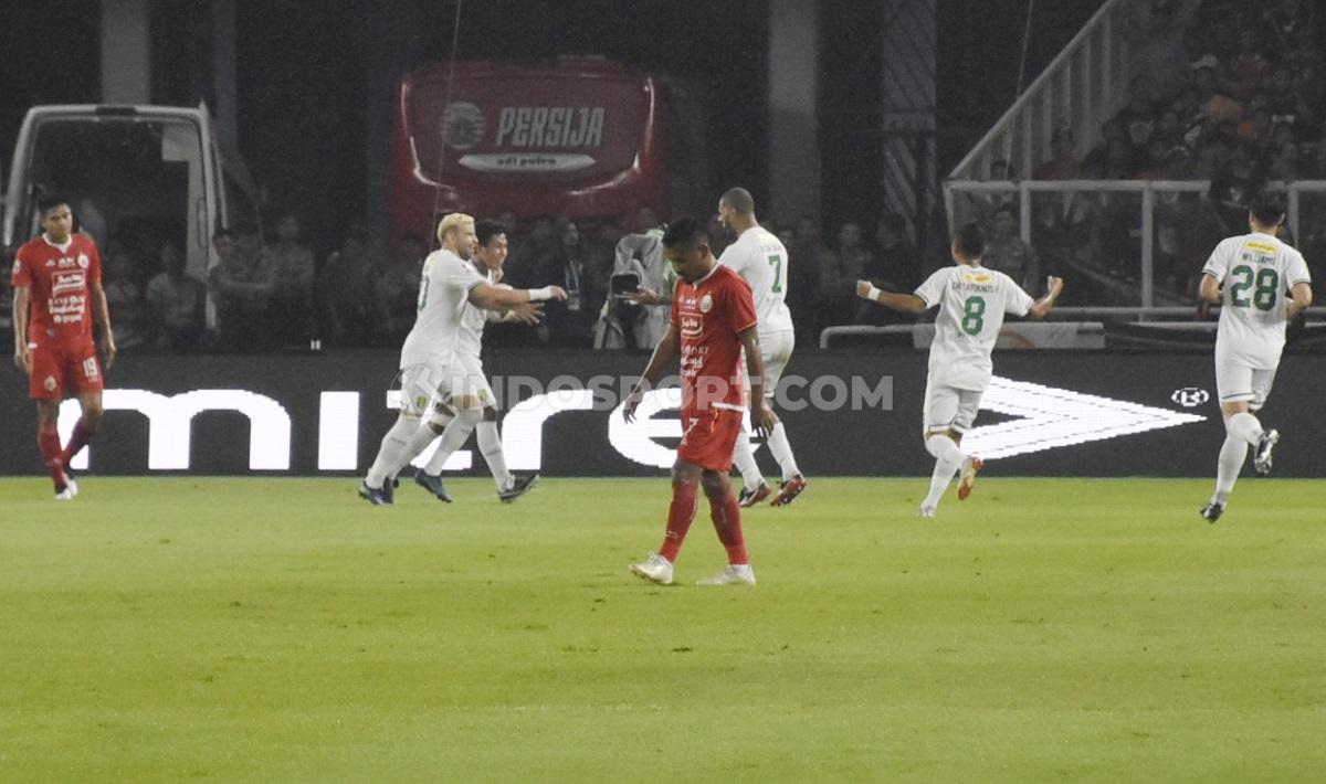 Skuat Persebaya nampak merakan gol kedua Copyright: Herry Ibrahim/INDOSPORT