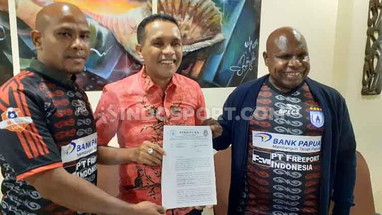 Asisten Manajer Persipura Tolikara, Mathius Wally, Sekretaris Umum Persipura, Rocky Bebena dan Manajer Persipura Tolikara, Usman G Wanimbo usai memberikan keterangan pers.