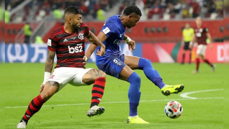 Gabriel Barbosa (kiri) berusaha merebut bola dari pemain lawan pada laga Flamengo vs Al-Hilal di Piala Dunia Antarklub 2019, Rabu (18/12/19). Copyright: Twitter/@Goleada_Info