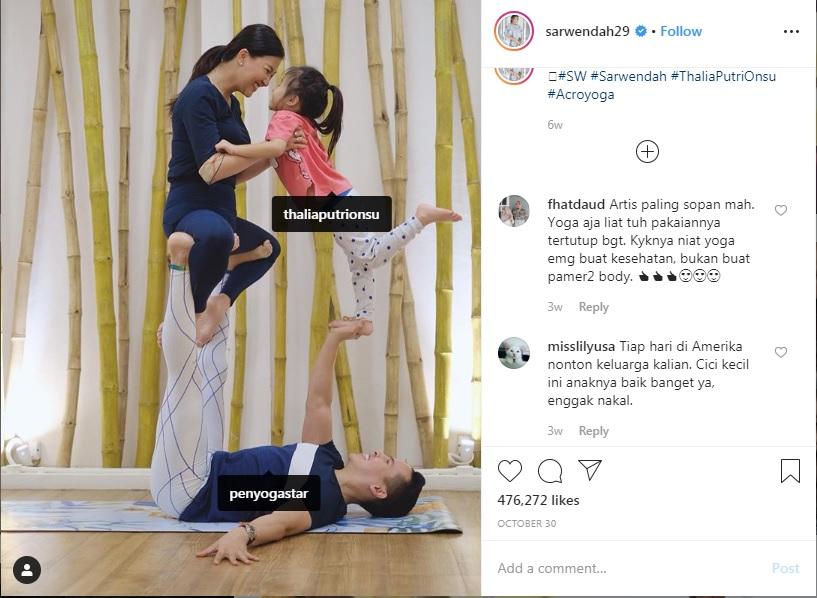 Pakaian Sarwendah saat acroyoga disorot netizen. Copyright: Instagram Sarwendah