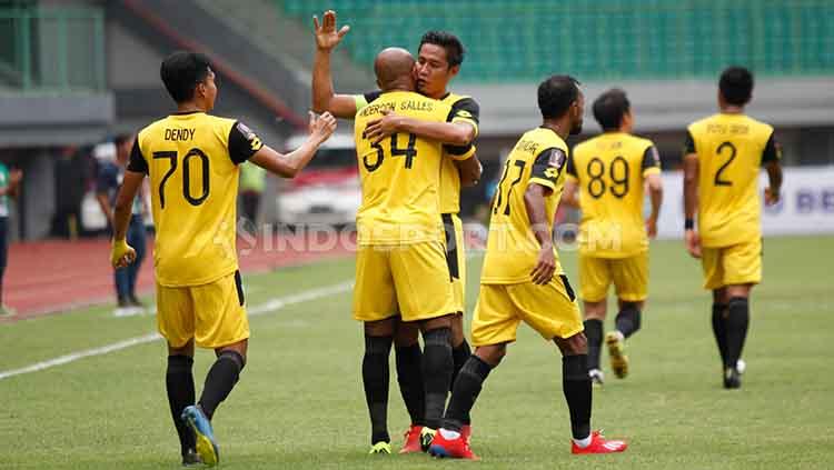 Indra Kahfi berselebrasi setelah Anderson Salles mencetak gol ke gawang Semen Padang.