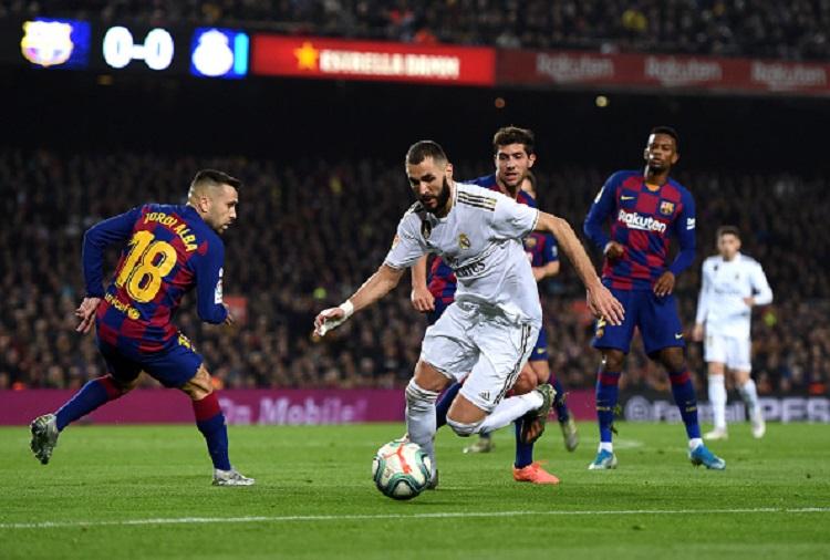 Karim Benzema berusaha melewati Jordi Alba pada laga Barcelona vs Real Madrid, Kamis (19/12/19).