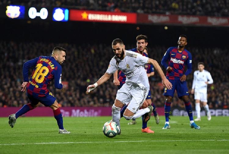 Karim Benzema berusaha melewati Jordi Alba pada laga Barcelona vs Real Madrid, Kamis (19/12/19). - INDOSPORT