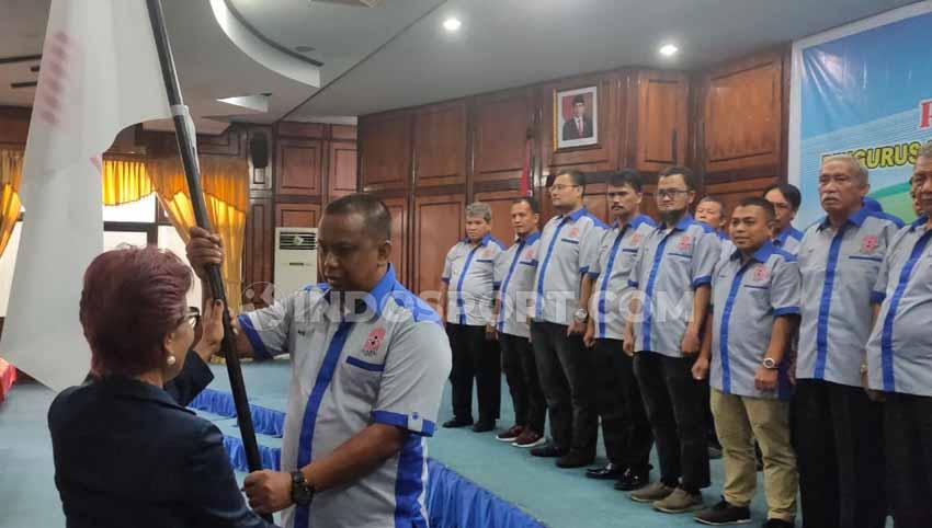 Ketum PB Gabsi, Miranda S. Goeltom, menyerahkan pataka kepada Ketum Pengprov Bridge Sumut, Mulyadi Simatupang, dalam pelantikan dan pengukuhan Pengprov Gabsi Sumut 2019-2023, di Medan, Kamis (19/12/2019). - INDOSPORT