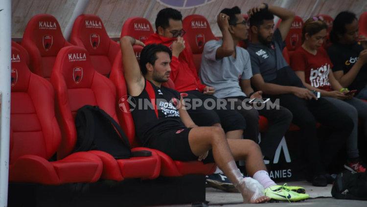 Penyerang PSM Makassar, Ezra Walian, bermasalah dengan pergelangan kakinya saat persiapan akhir sebelum melawan klub Liga 1, Persib Bandung. (Adriyan Adirizky/INDOSPORT) Copyright: Adriyan Adirizky/INDOSPORT