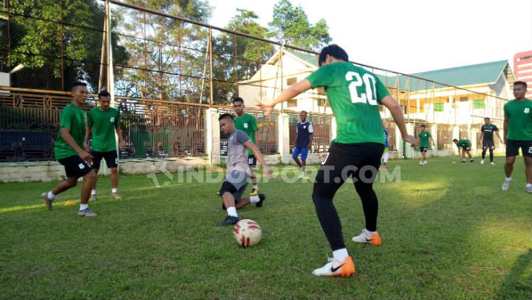Meski habis kontrak, beberapa pemain tetap berlatih bersama klub Liga 2 PSMS Medan di Stadion Kebun Bunga, Medan, Kamis (19/12/19) sore.