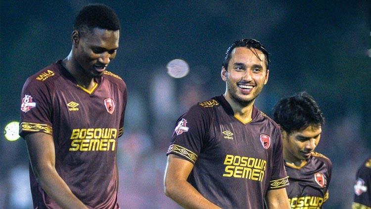 Striker naturalisasi PSM Makassar Ezra Walian (tengah). Copyright: Twitter/@Liga1Match