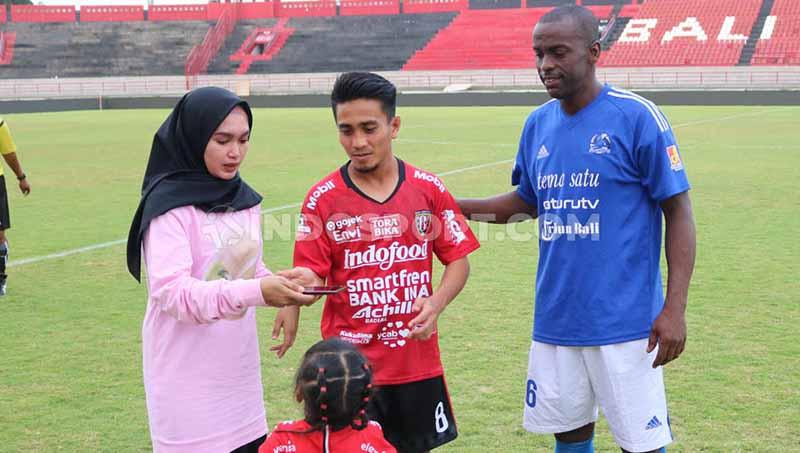 Anderson saat bertemu mantan rekannya di Persebaya Surabaya, M Taufiq. Copyright: Nofik Lukman Hakim/INDOSPORT