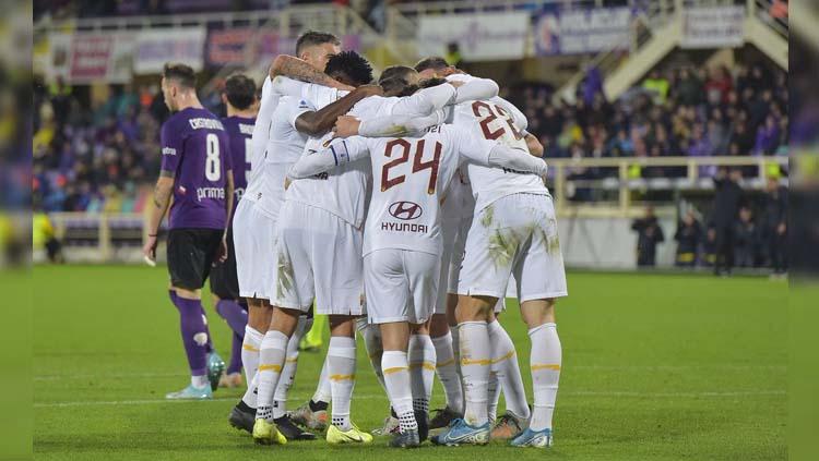 Para pemain I Giallorossi merayakan gol pada laga Fiorentina vs AS Roma di Liga Italia 2019-20, Sabtu (21/12/19). Copyright: Twitter/@ASRomaEN
