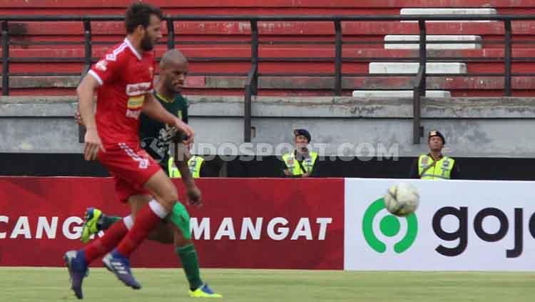 Bek Badak Lampung, Antony Paul Golec menjaga ketat pergerakan striker Persebaya, David da Silva pada laga Liga 1 di Stadion Gelora Bung Tomo, Sabtu (21/12/19).