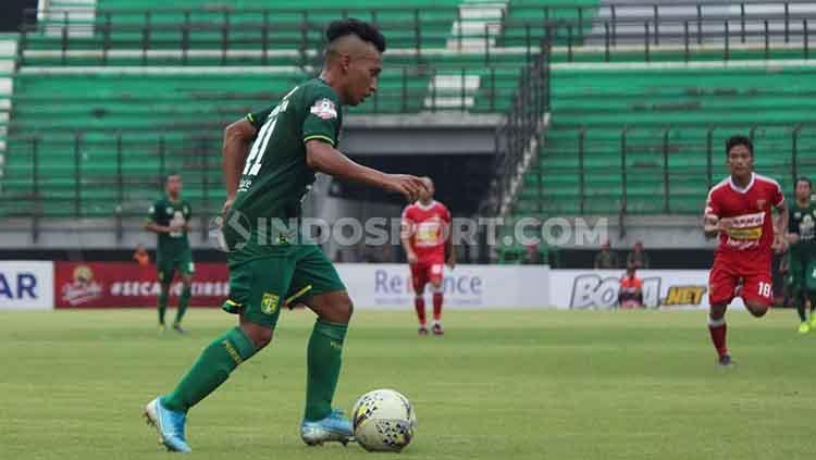 Aksi pemain Persebaya, Irfan Jaya saat menggiring bola pada laga Liga 1 melawan Badak Lampung di Stadion Gelora Bung Tomo, Sabtu (21/12/19).