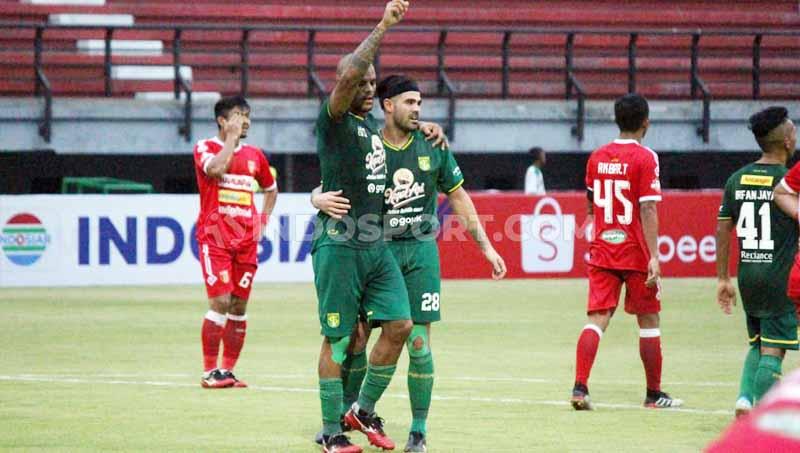 Selebrasi pemain Persebaya Surabaya, David da Silva bersama Aryn Williams usai sukses mencetak gol ke gawang Badak Lampung di Stadion Gelora Bung Tomo, Sabtu (21/12/19).