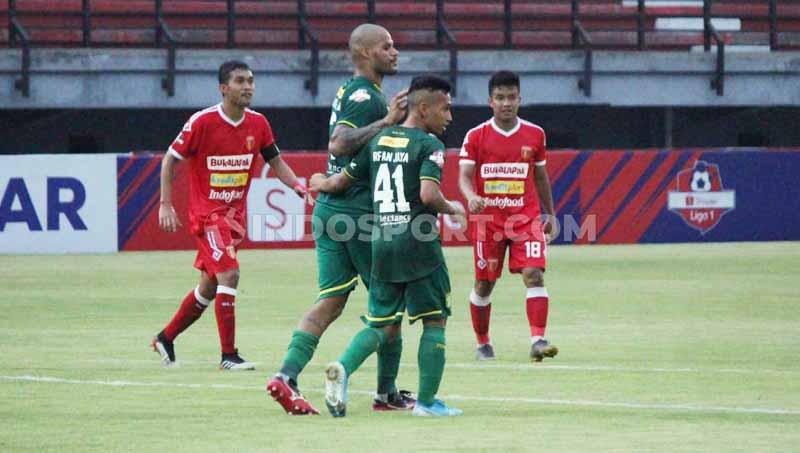 Selebrasi pemain Persebaya Surabaya, David da Silva bersama Irfan Jaya usai sukses mencetak gol ke gawang Badak Lampung di Stadion Gelora Bung Tomo, Sabtu (21/12/19).