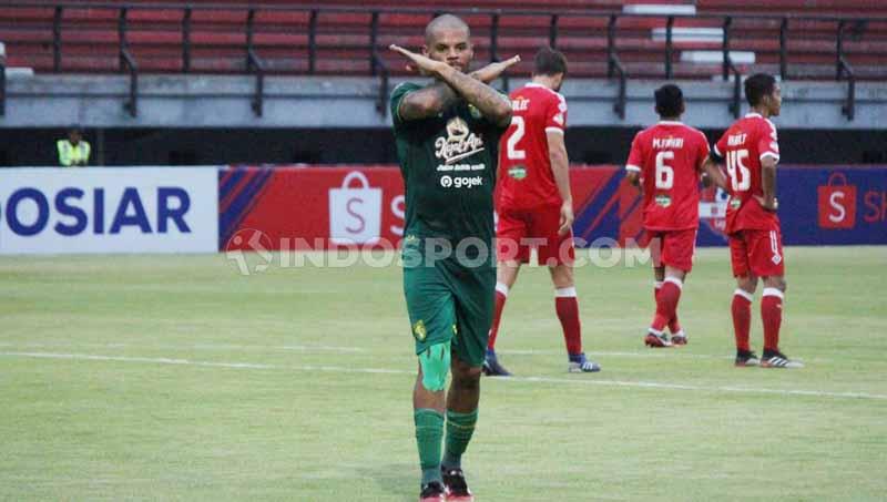 Selebrasi pemain Persebaya Surabaya, David da Silva usai sukses mencetak gol ke gawang Badak Lampung di Stadion Gelora Bung Tomo, Sabtu (21/12/19).