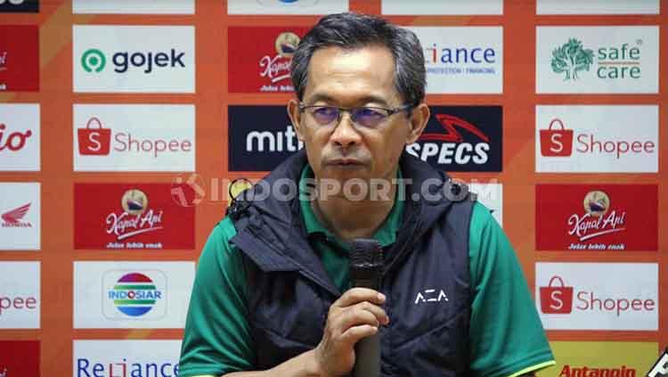 Pelatih Persebaya Surabaya, Aji Santoso belum mau membahas rencananya bersama Persebaya di Liga 1 musim depan. Aji lebih memilih untuk sejenak tidak memikirkan sepak bola.