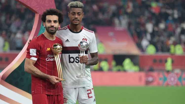 Pemain Liverpool Mohamed Salah dan pemain Flamengo Bruno Henrique berpose usai menerima piala pemain terbaik.