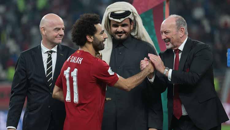 Pemain Liverpool Mohamed Salah menerima Piala Pemenang pemain terbaik dari Presiden FIFA Gianni Infantino dan Sheikh Joaan bin Hamad bin Khalifa Al-Thani pada akhir Piala Dunia Klub FIFA Qatar 2019.