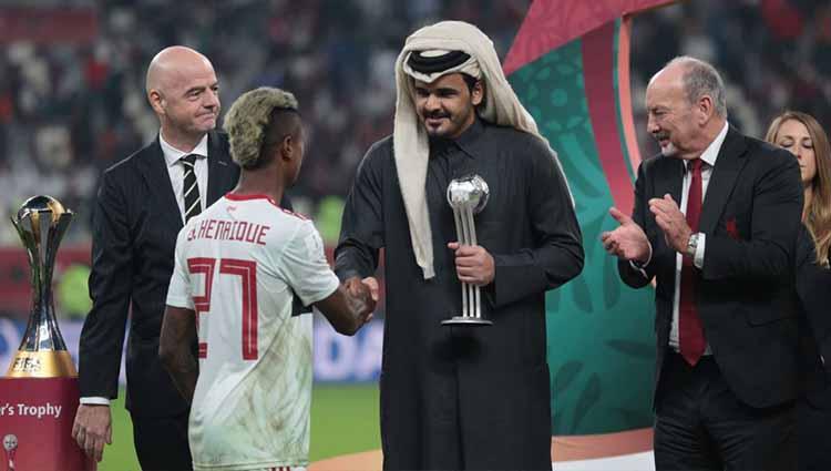 Presiden FIFA Gianni Infantino dan Sheikh Joaan bin Hamad bin Khalifa Al-Thani memberikan trofi kedua kepada pemain Flamengo Bruno Henrique di babak final, Minggu (22/12/19) dini hari WIB.